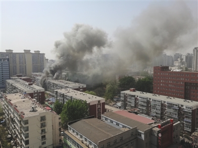 昨日，北京海淀區(qū)紅聯(lián)南村小區(qū)施工工地挖斷燃?xì)夤艿溃斐杀ㄒl(fā)居民樓火災(zāi)，致1死2傷，發(fā)生爆炸起火現(xiàn)場(chǎng)濃煙滾滾。CICPHOTO/總匯 攝