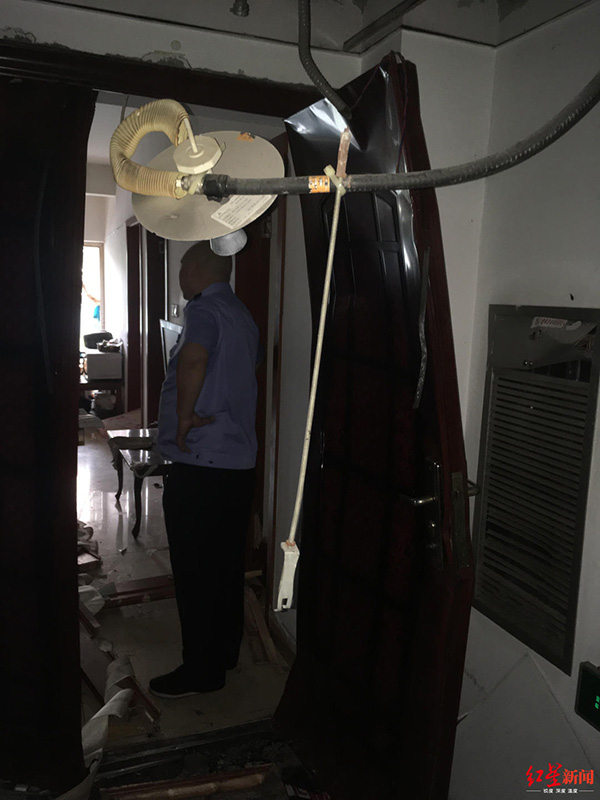 小區(qū)住戶屋內爆炸，防盜門整體已經彎曲