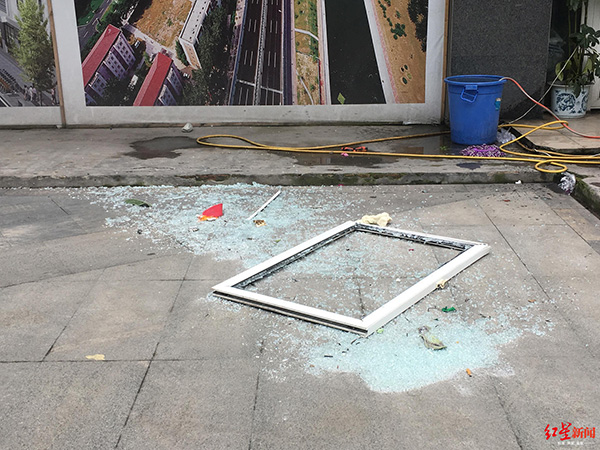二樓窗戶被震到樓下，玻璃碎了一地