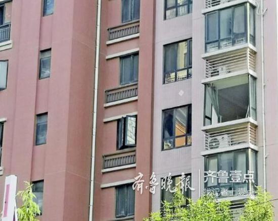 該住戶(hù)家的窗戶(hù)多處破損。 齊魯晚報(bào)·齊魯壹點(diǎn)記者 時(shí)培磊 攝